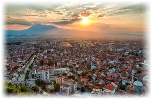 Eine alte Kanone auf dem Turm einer Feste bei Sonnenuntergang.