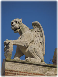 Eine steinerne Statue, ähnlich die eines Gargoyles.