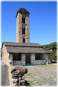 Ein altes Haus mit einem Turm darauf.