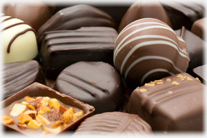 Ein paar belgische Prallinen auf einem Teller.