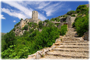 Blick auf einen Teil der STadt Pocitelj, der die schöne Architektur aufzeigt.