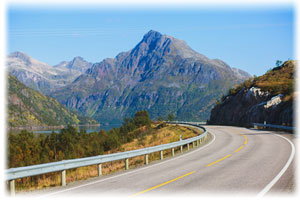 zwei Autobahnen führen zusammen, mit einem Verkehrsschild