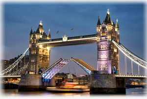 Die Tower Bridge in London bei Dämmerung, mit der Themse auf dem Bild.