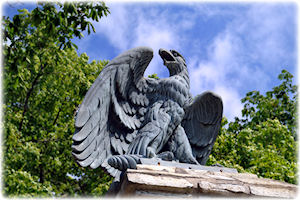 Estland bietet viele schöne Statuen und historisch wertvolle Denkmäler.