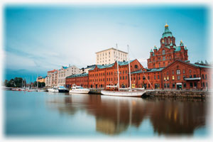 Blick auf Helsinki am Wasser in der Dämmerung.