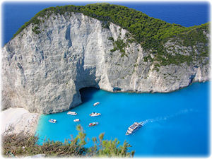 Blick auf eine Bucht mit Strandabschnitt und Felsen.