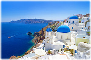 Die Ortschaft Santorin am Hang zum Wasser. Antike Häuser mit blauen Dächern.