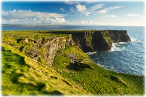 Aufnahme der begrünten Cliffs of Moher.