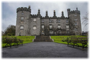 Mittelalterliches Schloss mit Schlossgarten in Kilkenny.