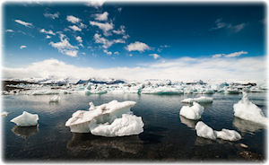 Blick auf Eisberge, die im Meer vor Island schwimmen.