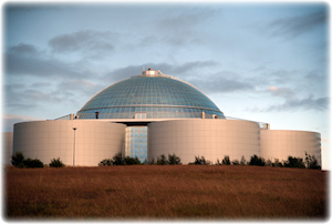 Ein großes Aggrar-Gebäude in Island.