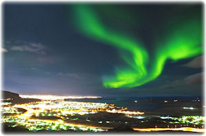 Polarlichter in Grün am dunklen Himmel.