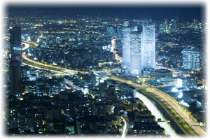 Die Skyline von Tel Aviv bei der Dämmerung.