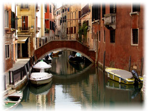 Blick auf eine Häuserschlucht, in deren Mitte Wasser ist.