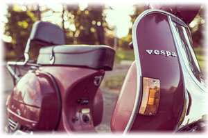 Ein Motorroller steht vor einem scheinbar antiken Gebäude.