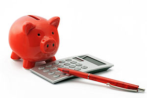 Ein Sparschwein, ein Taschenrechner und ein Stift.