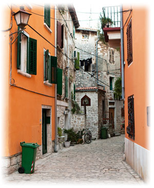 Eine verspielte Gasse aus alten Steinen.