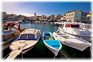 Ein Hafen mit Booten in Kroatien.