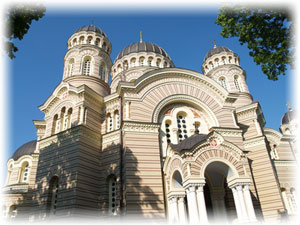 Die Kathedrale Rigas bei Tageslicht, von Schnee bedeckt.