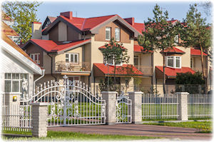 Schönes Haus mit zierendem Zaun im Vordergrund.