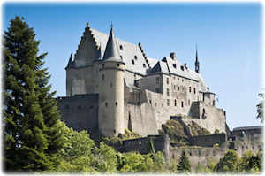 Blick auf das auf einer Anhöhe liegende Château de Vianden.