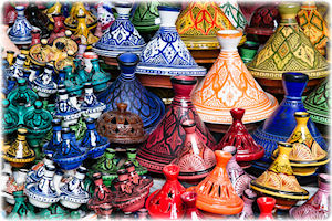 Ein paar bunte und auffällige Tajin-Töpfe in unterschiedlichen Farben.