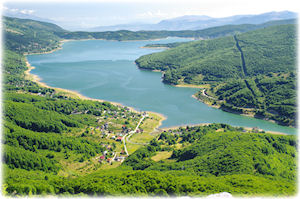 Der Mavrovosee im Mavrovo-Nationalpark aus der Vogelperspektive.