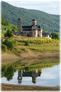 Die Kirche St. Nicholas bei Tageslicht am See.
