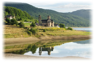 Eine alte Brücke in der Hauptstadt Mazedoniens, die über einen kleinen Fluss führt.