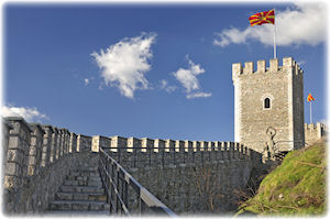 Eine alte Brücke in der Hauptstadt Mazedoniens, die über einen kleinen Fluss führt.