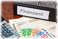 Ordner, Unterlagen, Geld und Taschenrechner