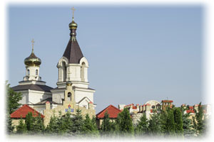 Eine Kirche auf einem Hügel.