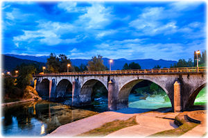 Aufnahme einer alten Brücke bei wunderschönen Lichtverhältnissen.