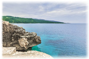 Die bergige Küste Montenegros, mit Blick auf die See.