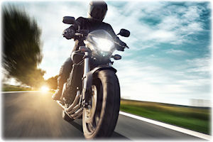 Ein Motorradfahrer auf einer Straße.