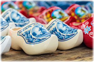 Mehrere verschiedenfarbige Holzschuhe.