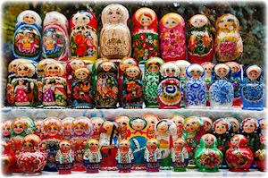 Mehrere kleine und große Matroschkas.