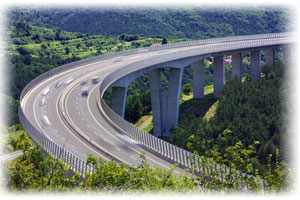 Eine slowenische Schnellstraße aus der Vogelperspektive