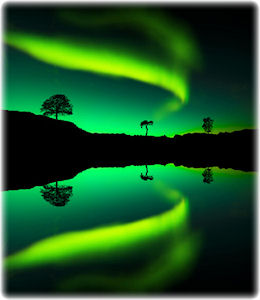 Polarlichter über einem See in Schweden.