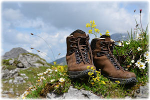 Ein Paar Wanderschuhe steht auf einem felsigen Untergrund.