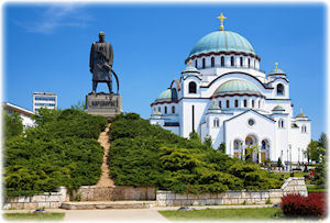 Ein Monument von Karadorde Petrovic vor einer Art Kirche.