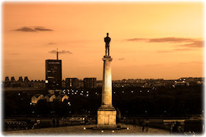 Die Statue von Victor, der auf einer Säule steht.