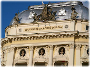 Blick auf das slowaksiche Theater mit der Aufschrift 'Slovenske Narodne Divadlo'.