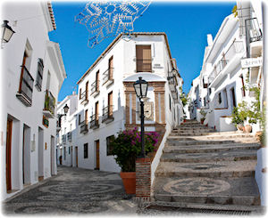 Ein Blick auf zwei Gassen in Frigiliana.