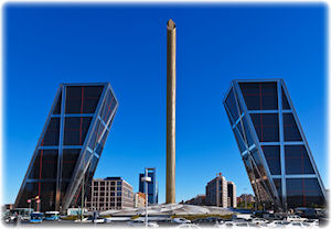 Die beiden schiefene Türme sehen beeindruckend aus.