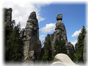 Steine in der Adersbacher Felsenstadt, die Menschen darstellen sollen.