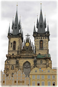 Ein imposantes Bauwerk: Eine Kirche in Prag.