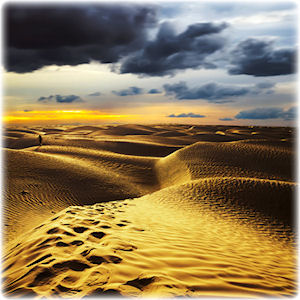 Blick auf die Wüste und einen beeindruckenden Himmel.