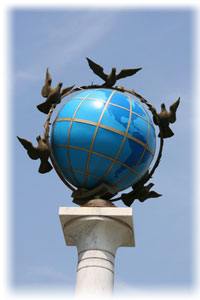 Weltkugel-Statue in Kiew.