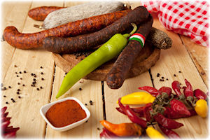 Ungarische Salami und weitere Speisen auf einem Tisch.